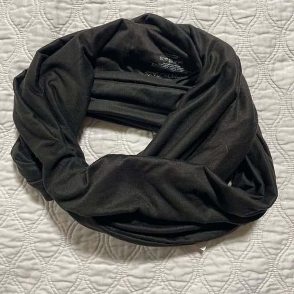 Beyond Yoga Pocket Infinity Scarf in Black NWT - Picture 2 of 3